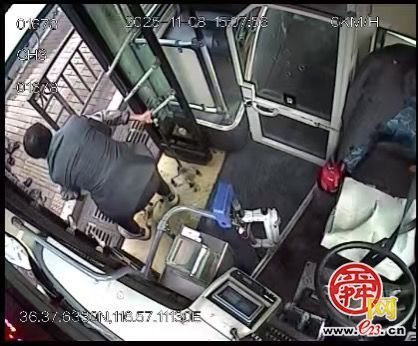 济南公交司机暖心一“抱” ，让冬日的街头充满温情！