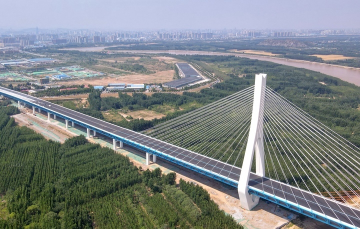 穿新装了，G104京岚线济南黄河公路大桥主桥桥面沥青摊铺进展顺利