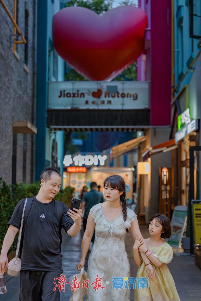 一年四季 泉在济南丨复古与时尚奇幻交融 璀璨夜经济点亮济南融汇老商埠