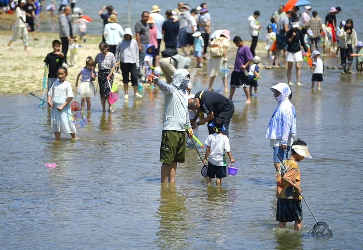 气温回升，济南龙鼎滨水公园迎来夏日狂欢