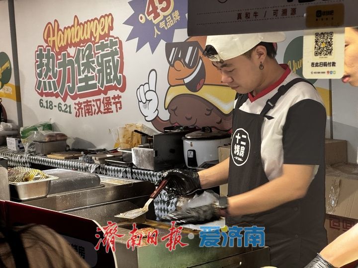 碳水狂欢点燃泉城消费热潮 济南恒隆广场汉堡节人潮涌动