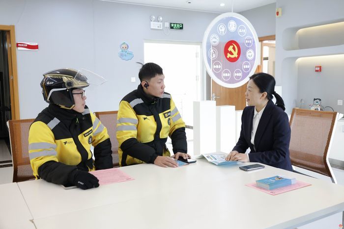 社保服务主动上门 为新就业形态劳动者撑起“保障伞”