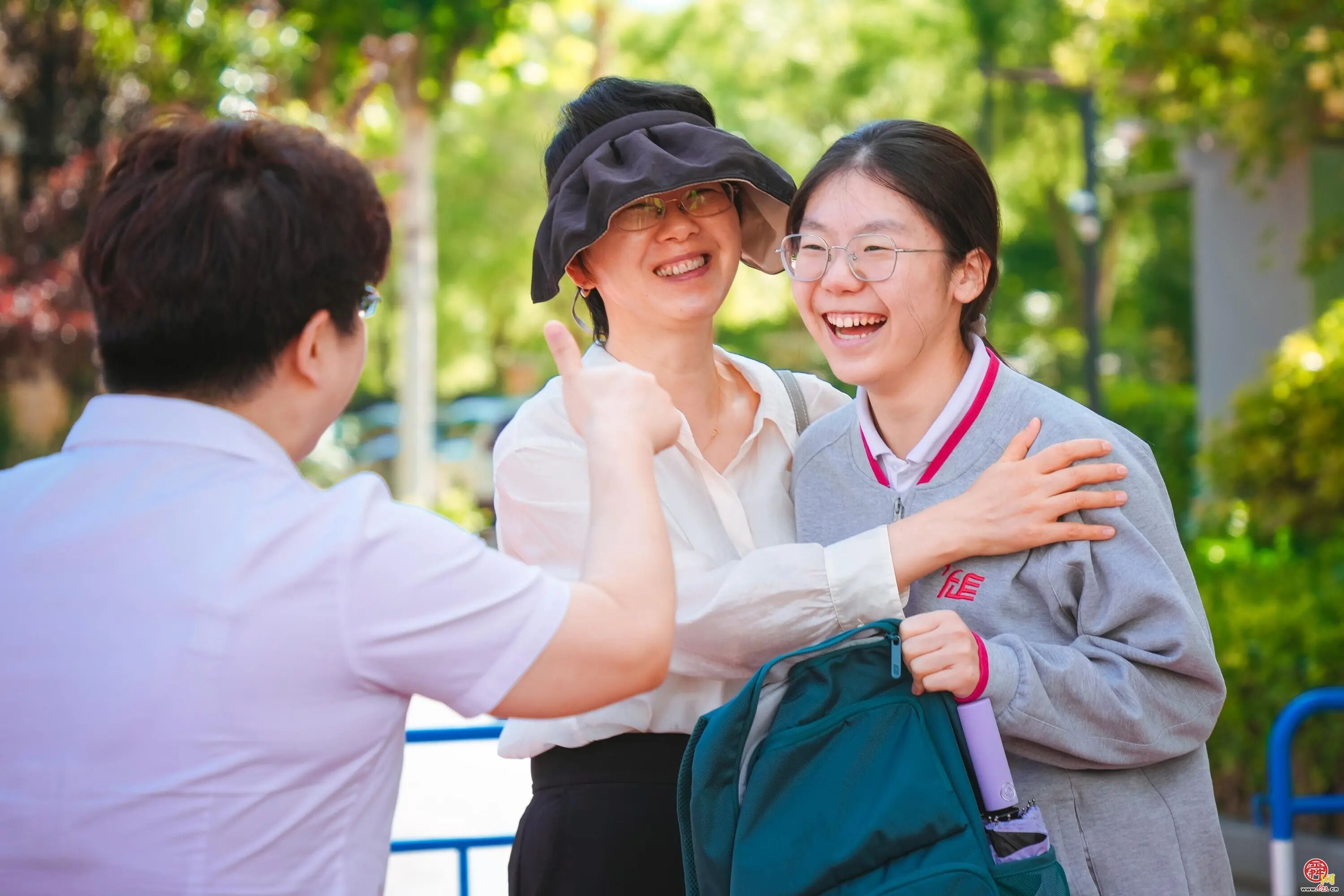 高考首日，给你送上“爱的抱抱”