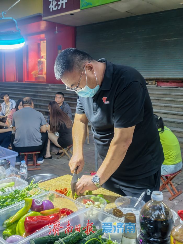 从“受助渡难”到“自救赋能”，爱心厨房“小白爸爸凉菜扎啤摊”接力书写爱心故事