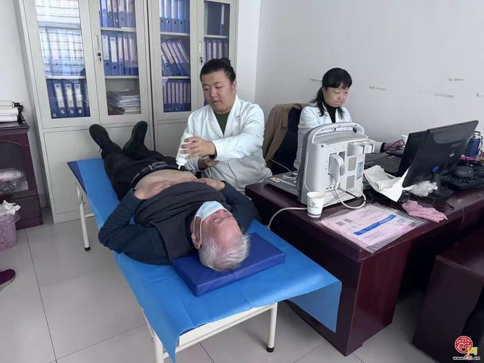 普集街道瑞祥社区开展“重阳敬老 健康护航”健康体检活动