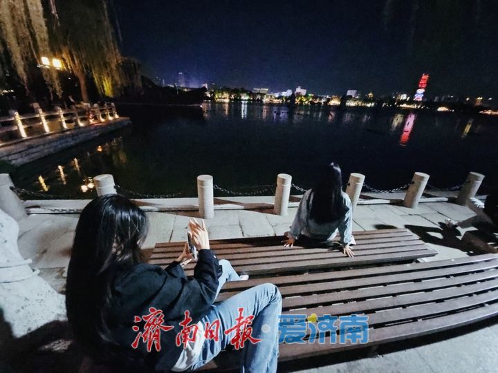 一年四季 泉在济南丨流光溢彩醉游人 大明湖夜景成市民游客打卡热门地