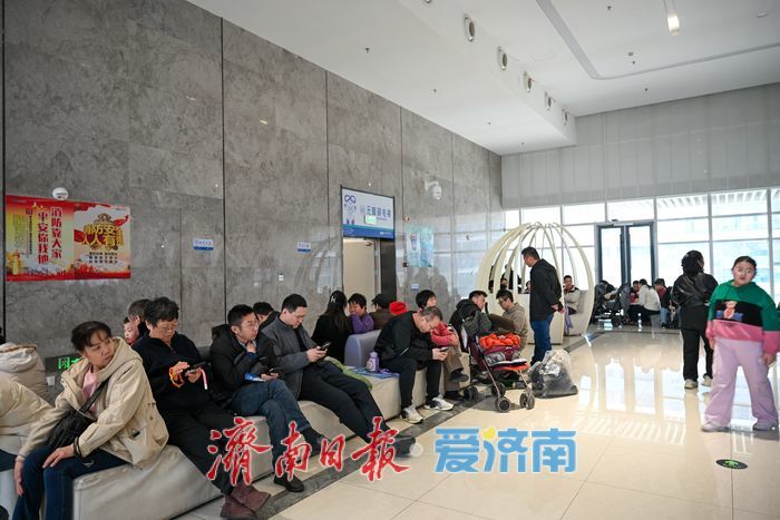 山东科技馆迎寒假参观热潮 家长携子乐享科学“最后一课”