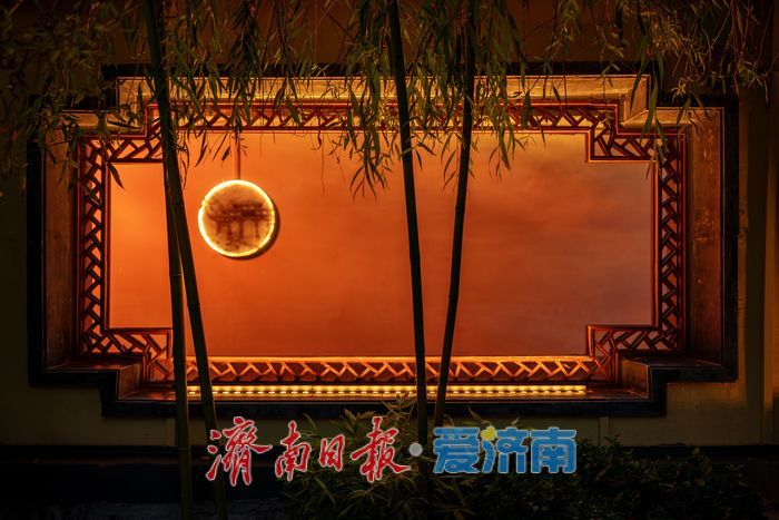 一年四季 泉在济南丨西更道街夜晚雕窗烛影，展现济南泉韵魅力