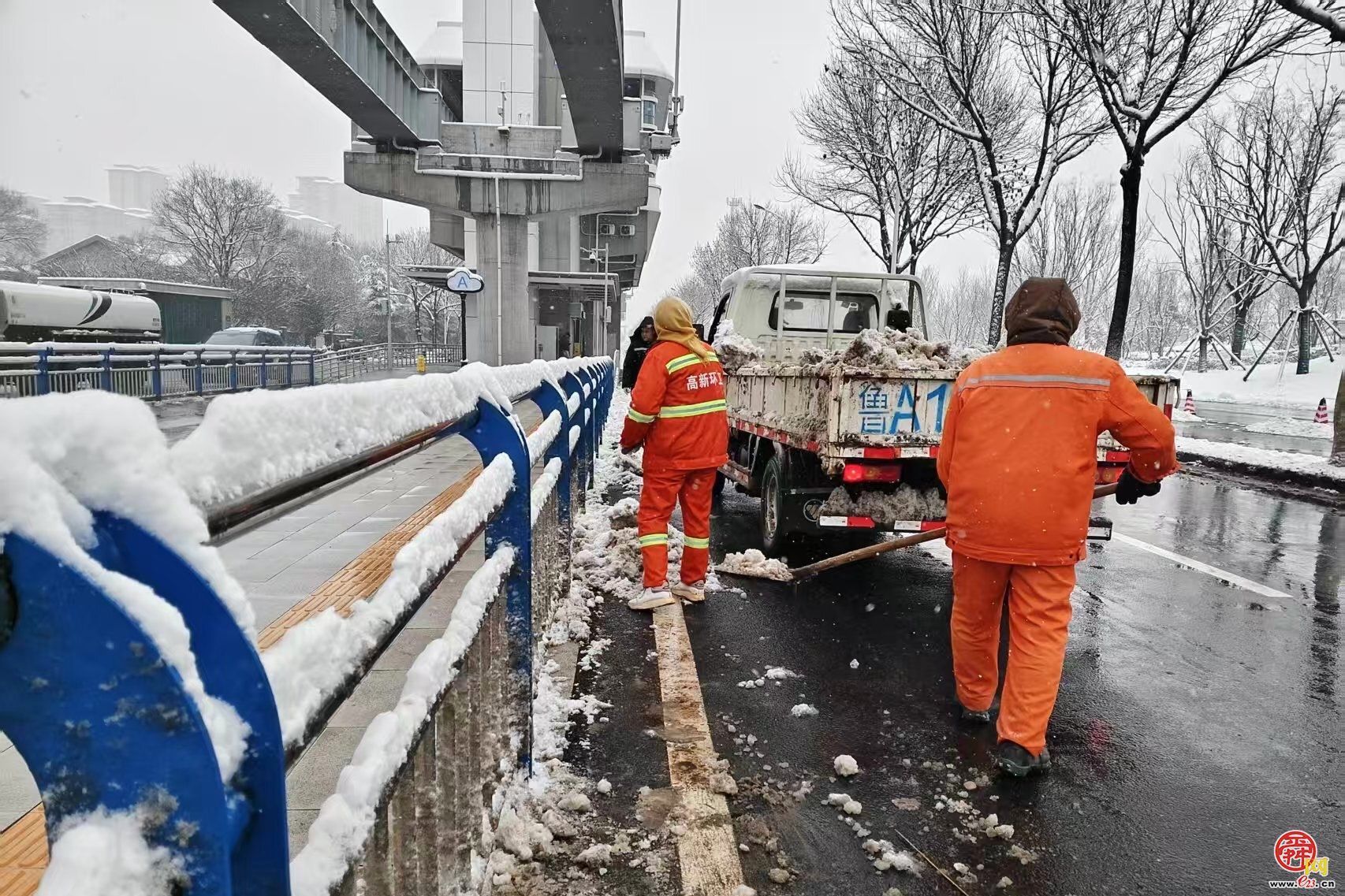 暴雪如至，济南城管人昼夜“雪战”确保全城畅行