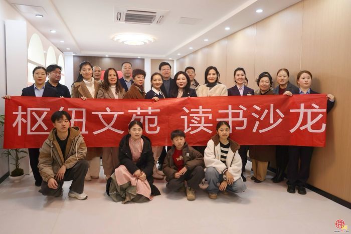 不止春日一抹香  槐荫在“书”适圈中“阅”见美好