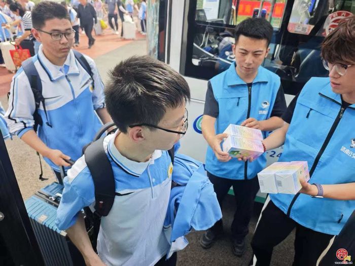 金榜题名乘梦出发 定制公交温情祝福——济南公交南部分公司开展高、中考毕业生“公交有礼”活动