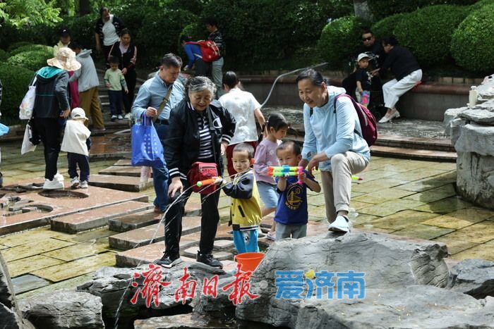 一年四季 泉在济南｜五龙潭公园清泉石上流 市民游客亲水享清凉