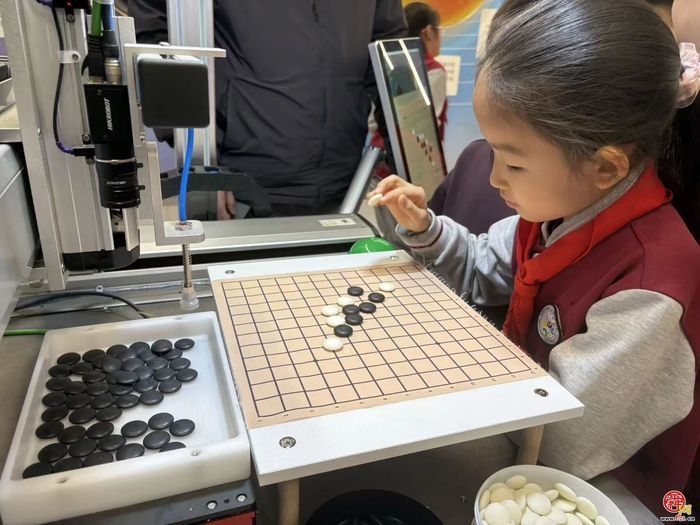 济南高新区东城逸家小学上演五子棋人机对决