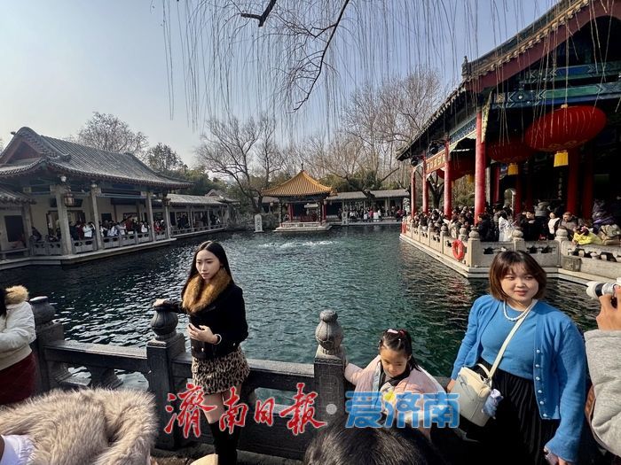 暖阳映泉城 趵突泉畔游人醉