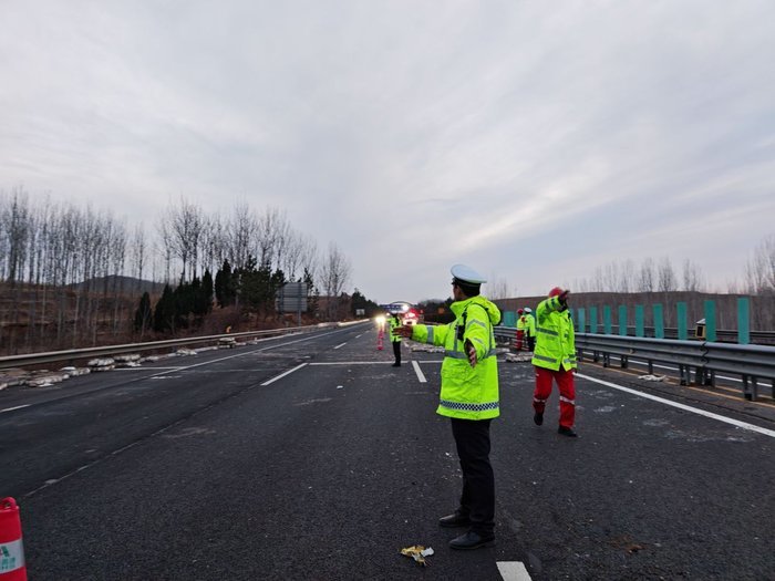 太“兔”然了！满载2000只兔子的货车高速上出事故，兔子乱窜，交警紧急救助