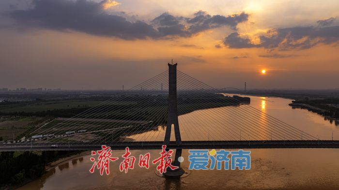 一年四季 泉在济南丨熔金落日染长河 济南建邦大桥成夏夜浪漫地标