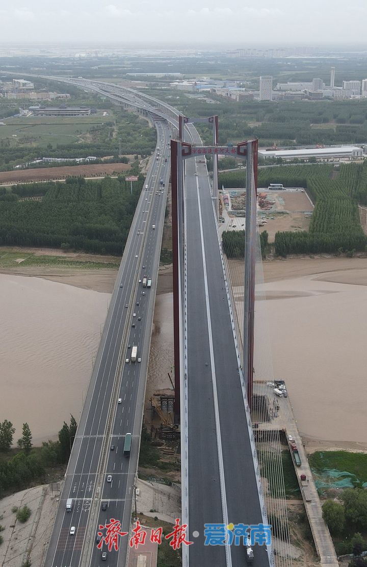 京台高速黄河特大桥主桥铺装接近尾声