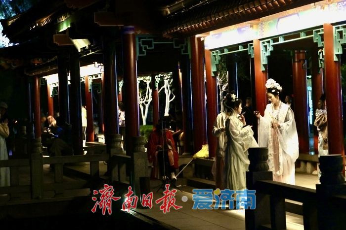 大明湖夜游人气旺 光影泉城醉游人