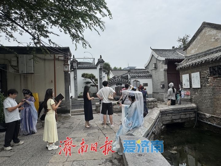 一年四季 泉在济南丨一袭古装，邂逅起凤桥泉巷风光