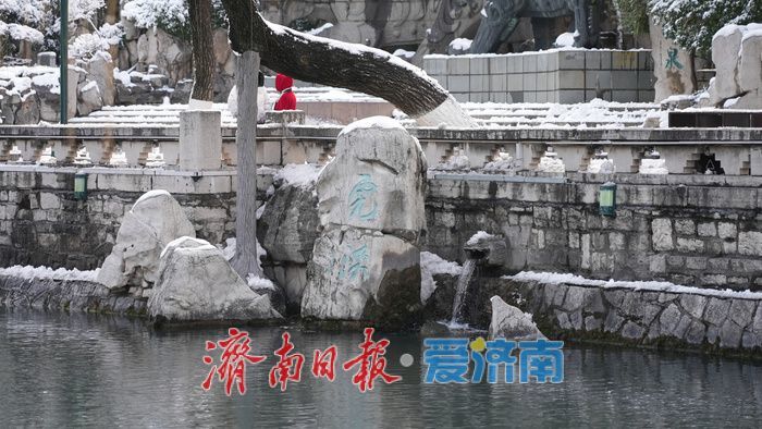 雪霁泉城披银纱，护城河畔如诗画