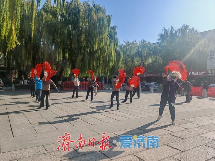 一年四季 泉在济南丨大明湖南岸健身广场人气旺 晴暖冬日市民畅享运动乐趣