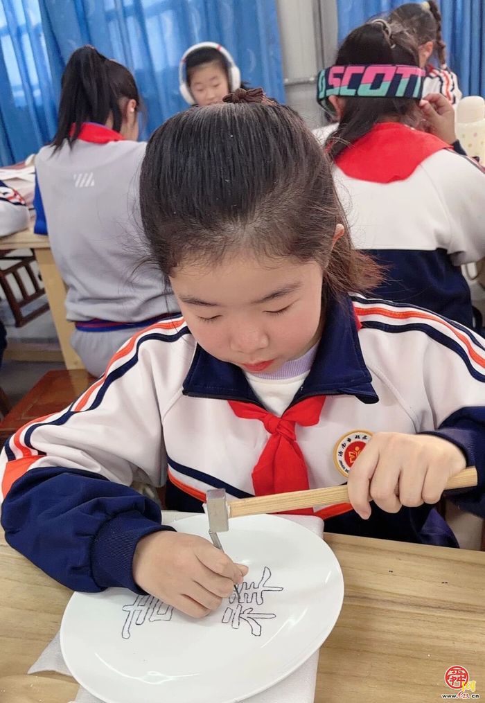 济南市北苑小学“刻瓷”项目成功入选天桥区第十四批非物质文化遗产代表性 项目名录