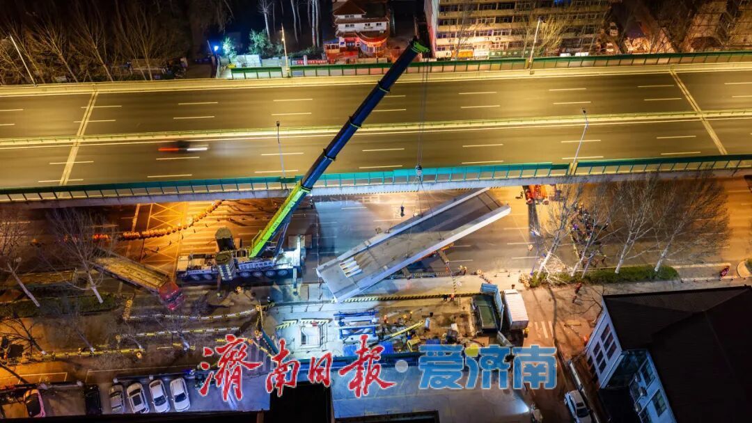 二环东路百花公园人行天桥主桥吊装完成