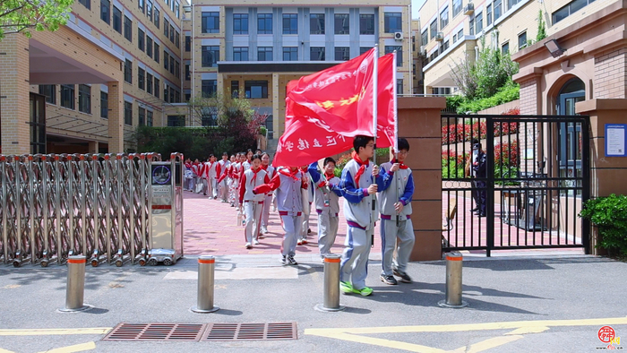清明寄哀思 薪火永相传——立德学校师生徒步红色广场开展教育活动