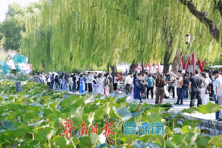 一湖秋水映晴空 大明湖畔游人如潮