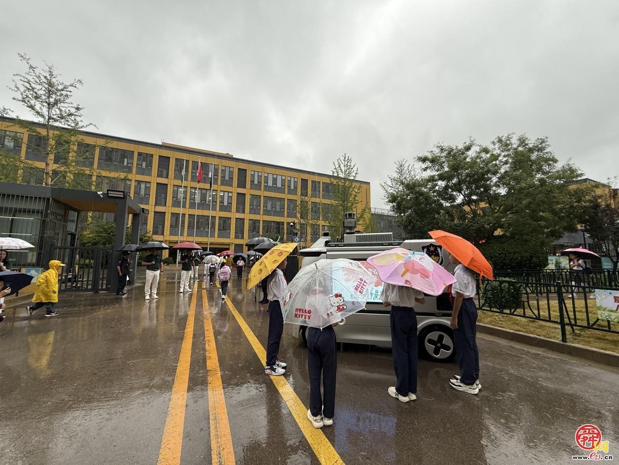 开学首日雨中暖！济南兴隆K15+教育联盟迎山东省首辆无人智慧巡逻车，金盾护航学子安全返校！