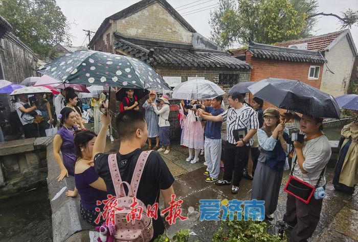 一年四季 泉在济南丨秋雨绵绵，起凤桥上演绎“国风”浪漫