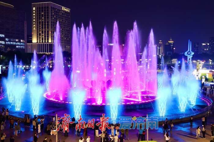 泉城广场荷花音乐喷泉焕新升级：“智慧大脑”加持，16只“旋转盘龙”惊艳亮相