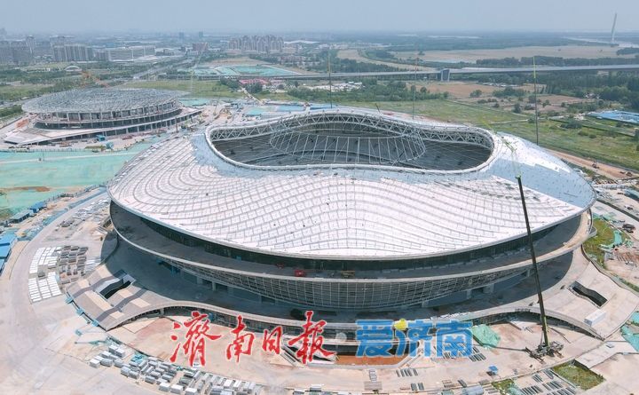 济南黄河体育中心专业足球场“头顶工程”成功落位