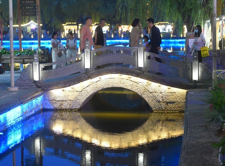 泉城夜浪漫 消夏烟火浓