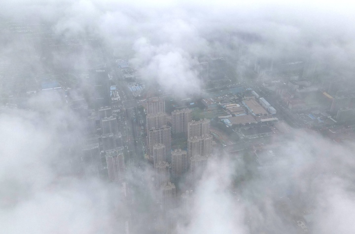 如临仙境，雨后济南出现平流雾景观