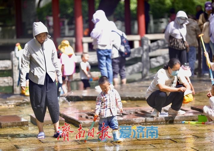 济南初夏亲水热潮：清泉石上，欢乐满溢