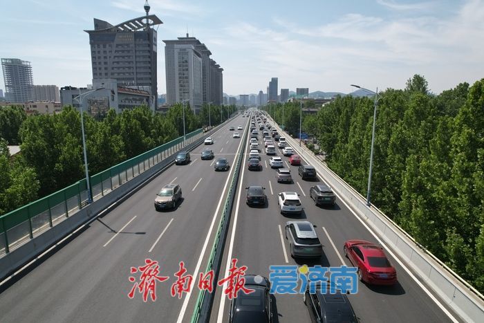 假期首日出城车流攀升，济南二环东路迎出城高峰