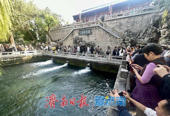 济南黑虎泉喷涌壮观引客来