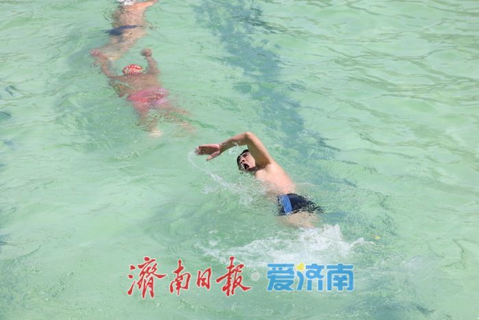 高温“炙烤”济南 泉水浴场成市民避暑“清凉岛”