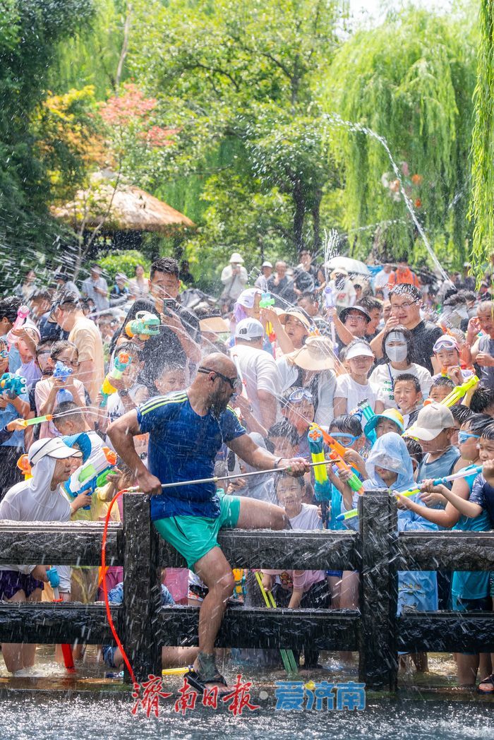 泼水吧！五龙潭的“大胡子叔叔”