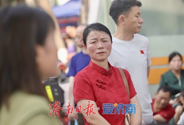 考场内笔锋驰骋 考场外爱意“陪烤”