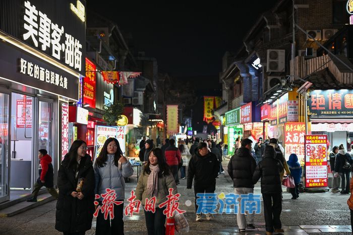 寒假“撞上”春节 济南宽厚里入夜更“火热”