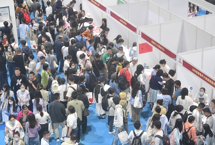 现场图集来了！“天下泉城聚天下英才”济南首届高层次人才招引大会人气爆棚