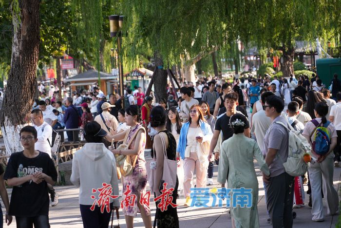 画舫荡漾赏湖光 假期明湖秋景引客来