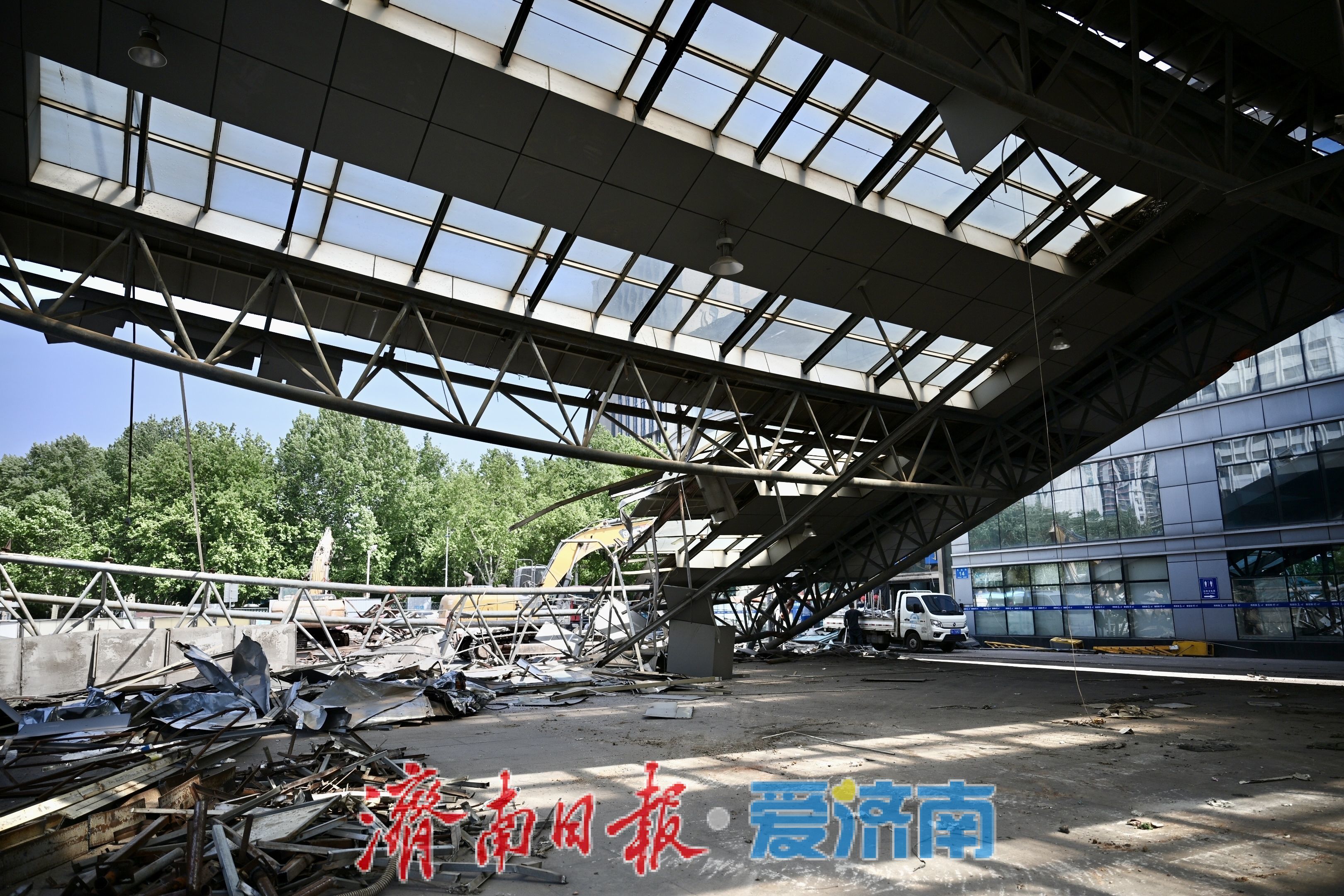 济南广场汽车站拆除施工全面展开，原发车区顶棚正在拆除