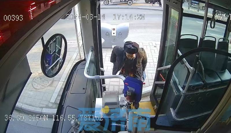 老人乘公交迷路幸遇暖心司机
