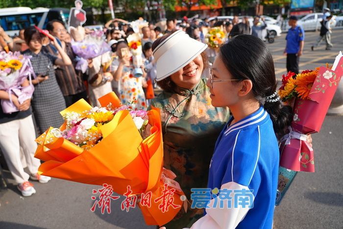 2025夏季高考顺利结束 家长手捧花束送祝福