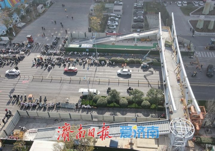 项目强省会｜破“堵”发力，济南西客站片区商圈“空中安全通道”吊装就位