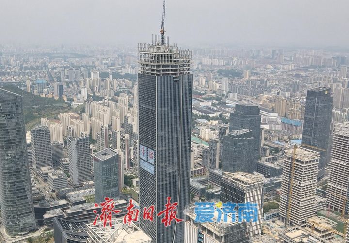 济南CBD信泰中心建设幕墙安装近8成