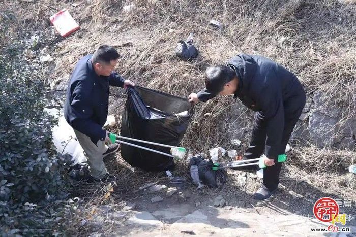 洁静护航春运路 志愿红暖高速口 济南市机械化清扫大队开展春运志愿服务活动